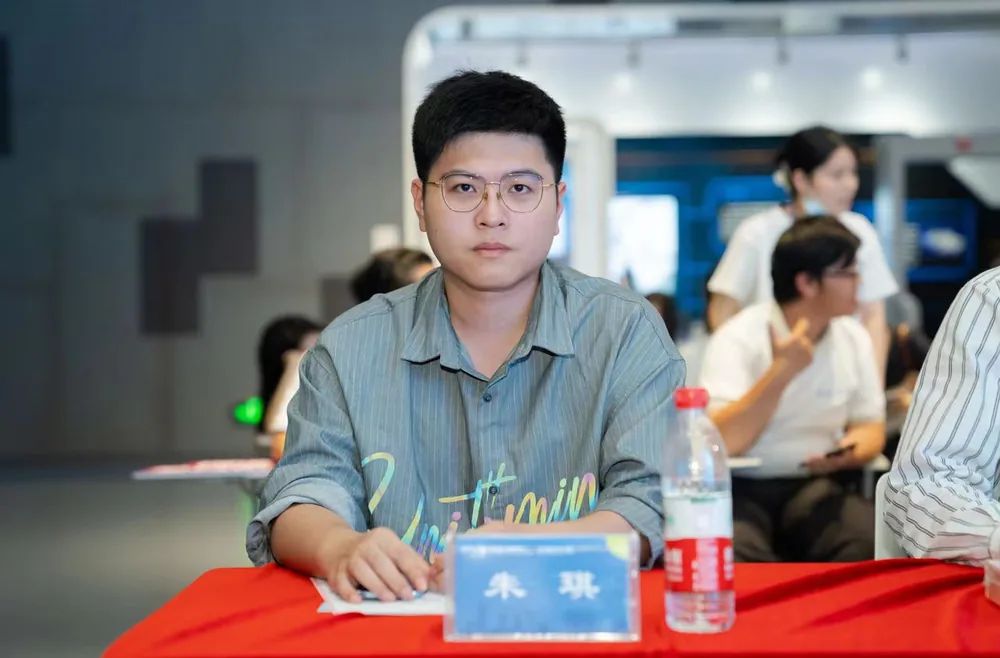 朱琪担任高校创业比赛评委